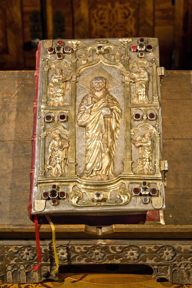Codex Millenarius: Ein großes goldenes Buch, verziert mit fünf heiligen Personen, diversen Wappen und roten Edelsteinen