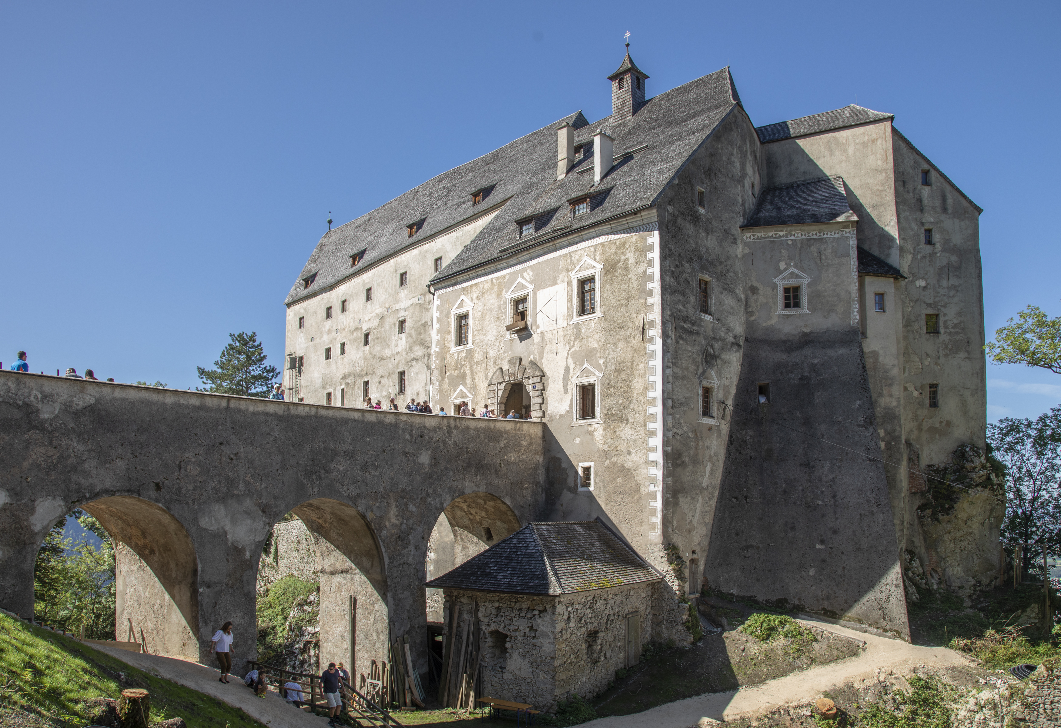 Gesamtaufnahme der Burg Altpernstein: eine dicke Steinbrücke führt in die mittelalterliche Festung