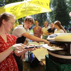 Beim Pizzabacken