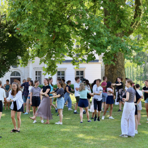 Jugendliche im Klostergarten