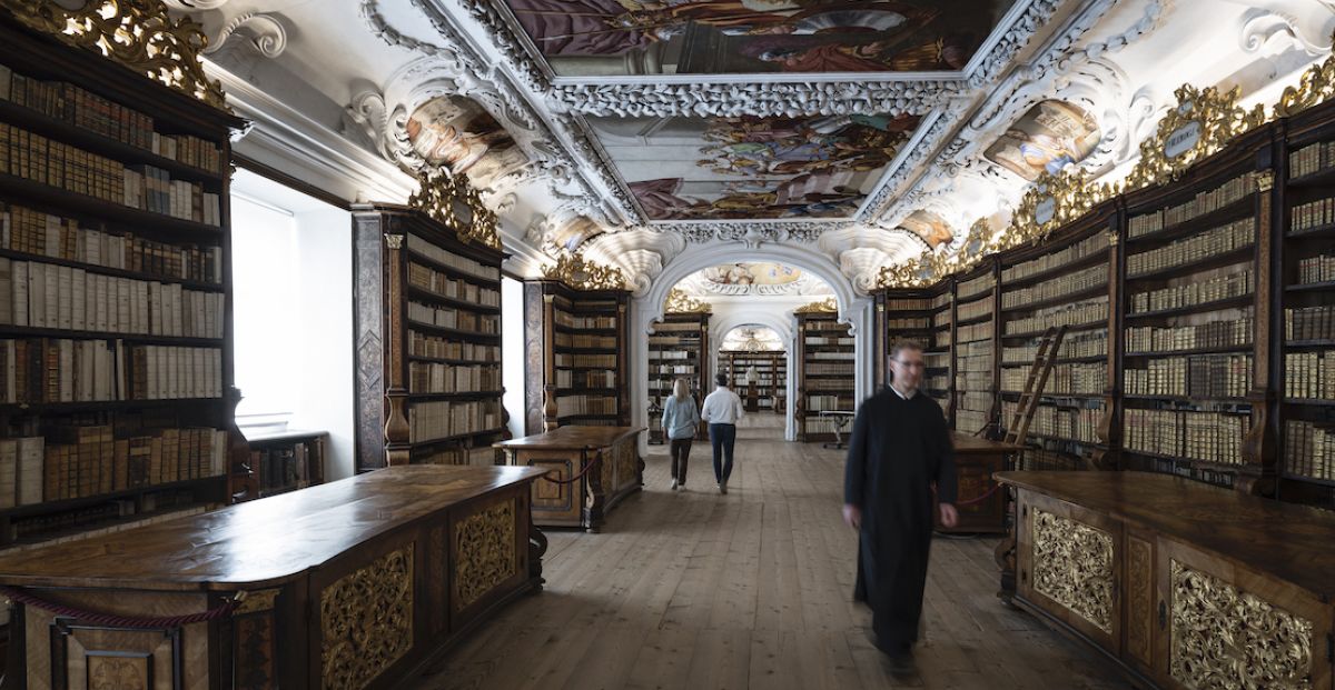 Brunnen vor einem Steinzwerg in den Stiftsgärten