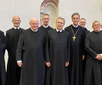 Gruppe von Mönchen mit schwarzem Habit