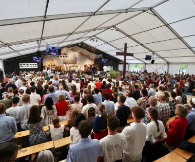 Die Jungfamilien versammeln sich im Zelt zur heiligen Messe