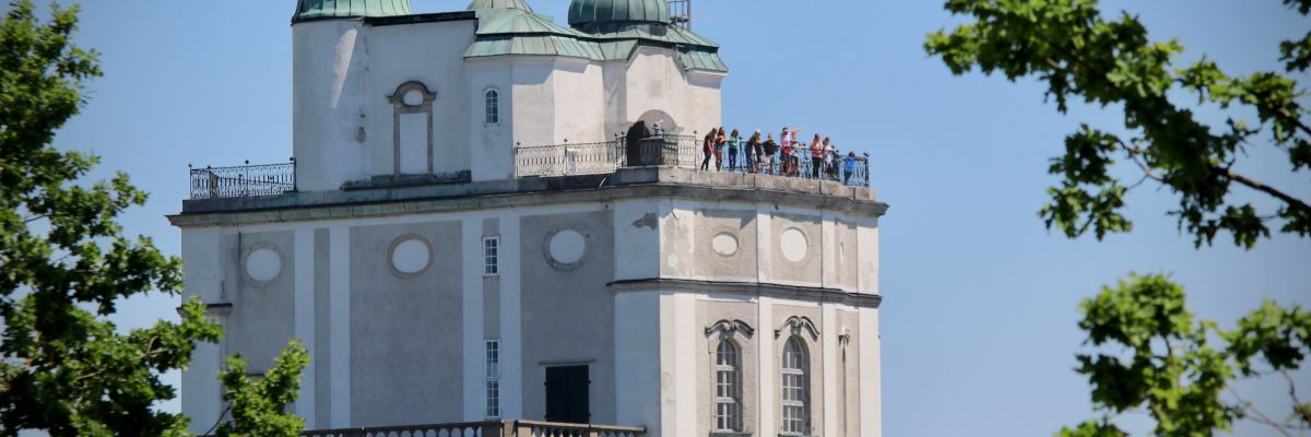 Menschen stehen auf der Dachterrasse der Sternwarte und blicken in die Ferne