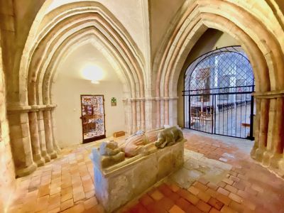 Steinerne Grabplatte Gunthergrab in der Stiftskirche Kremsmünster