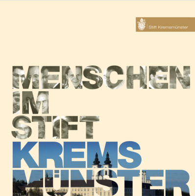 Menschen im Stift Kremsmünster. Menschen und das Stiftsgebäude sind in den Buchstaben zu erkennen.