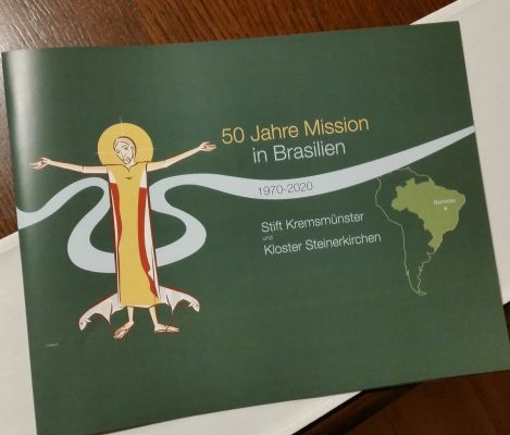 50 Jahre Mission in Brasilien: Jesus mit heiligen Schein der seine Hände weit öffnet. Dahinter ein grafisch simpler Fluss.