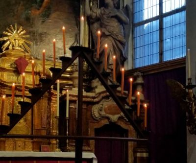 dreieckiger leuchter mit fünfzehn kerzen