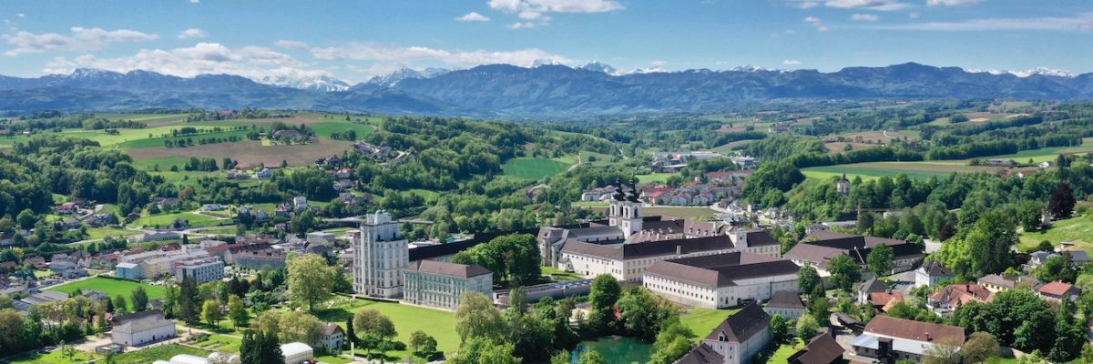 Landschaftspanorama über den Komplex des Stift Kremsmünsters ins Alpenvorland
