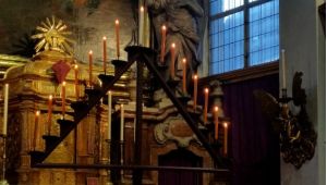 dreieckiger leuchter mit fünfzehn kerzen