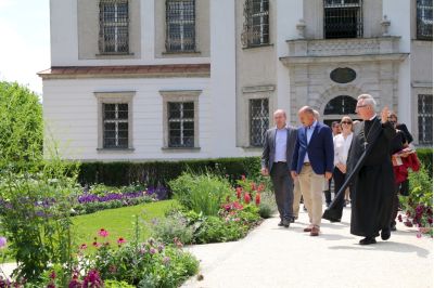 Abt Ambros führt mehrere Gäste durch die Landesgartenschau