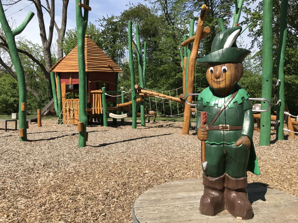 Klettergarten mit Jäger als Holzfigur