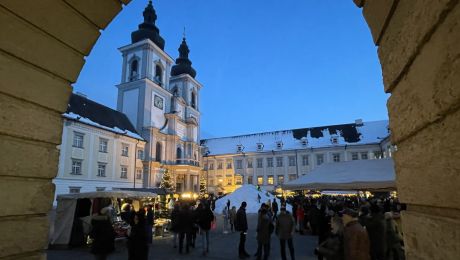 Kirche mit Vorplatz und beleuchteten Ausstellern