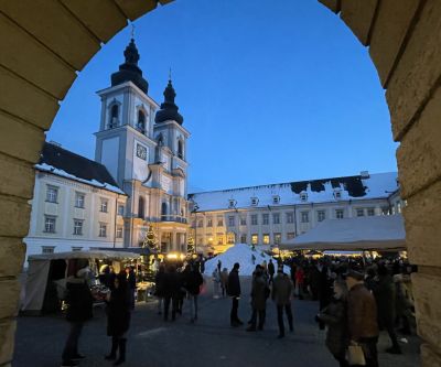 Kirche mit Vorplatz und beleuchteten Ausstellern