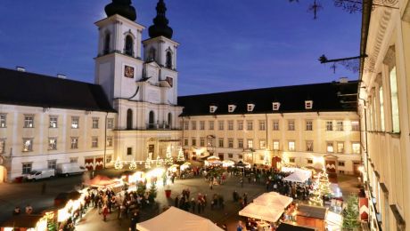 Kirche mit Vorplatz und beleuchteten Ausstellern