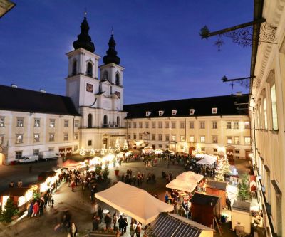 Kirche mit Vorplatz und beleuchteten Ausstellern